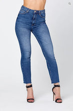 Load image into Gallery viewer, O-CROP&#39; HIGHWAIST JEANS
