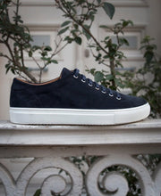 Load image into Gallery viewer, Human Scales Herbert Suede navy
